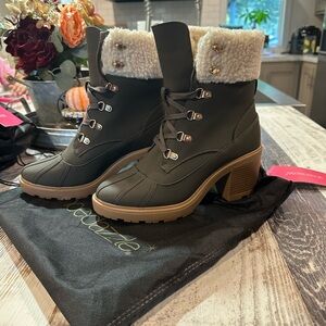 Brand new never worn. JustFab size 8 Sherpa lined green boot / bootie